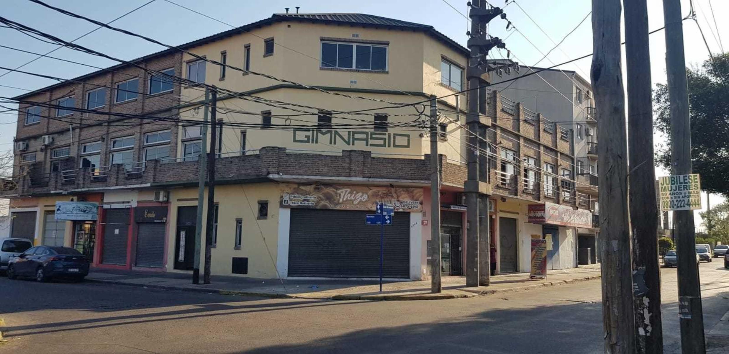 VENTA EN BLOCK 9 LOCALES, 2 SALONES, 2 DEPTO Y GARAGE - SAN JUSTO